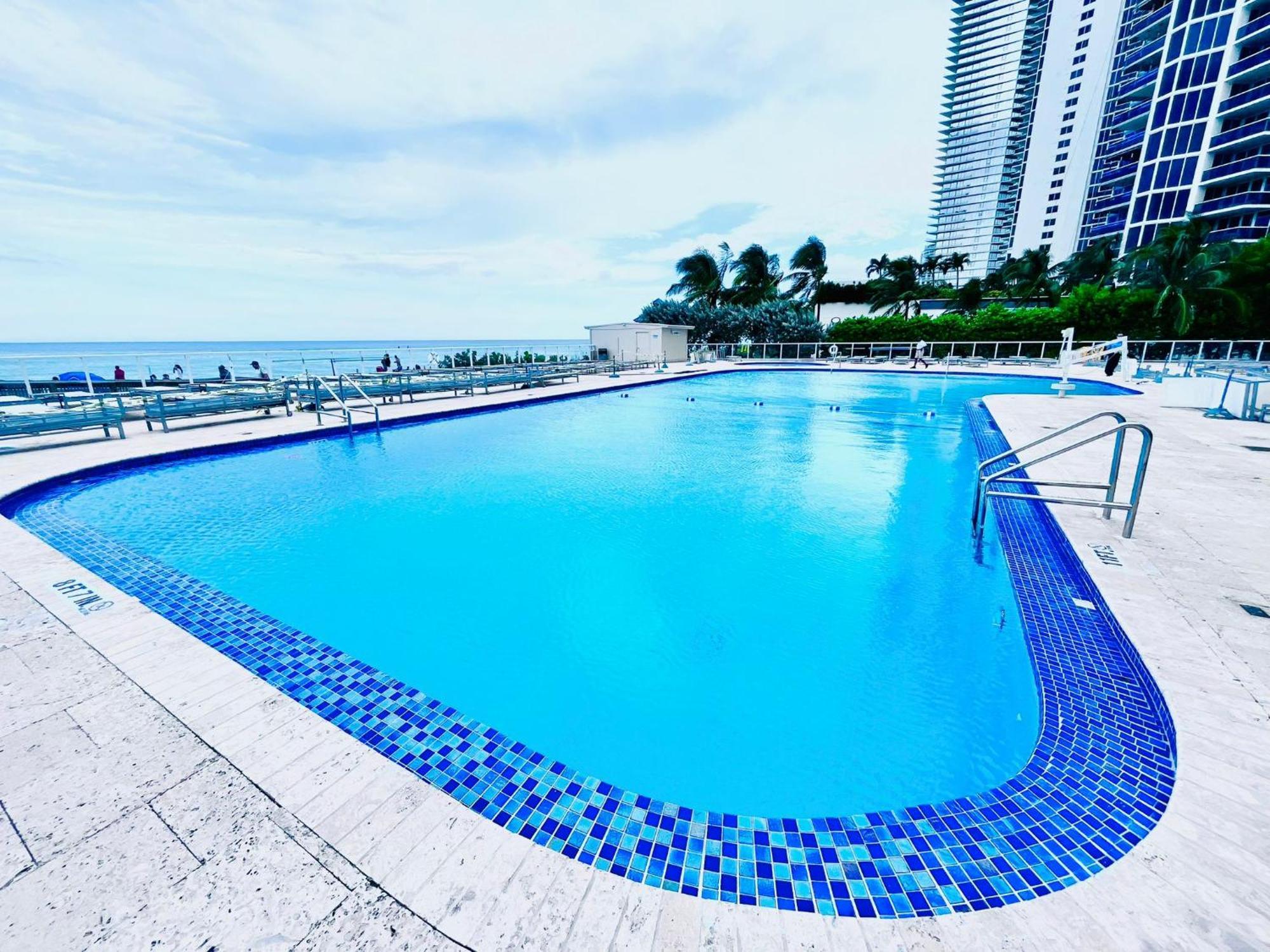 Beachfront Studio Pool, Resort & Ocean View شاطئ سَني إسلِس المظهر الخارجي الصورة